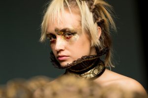 Make up in gold und pink